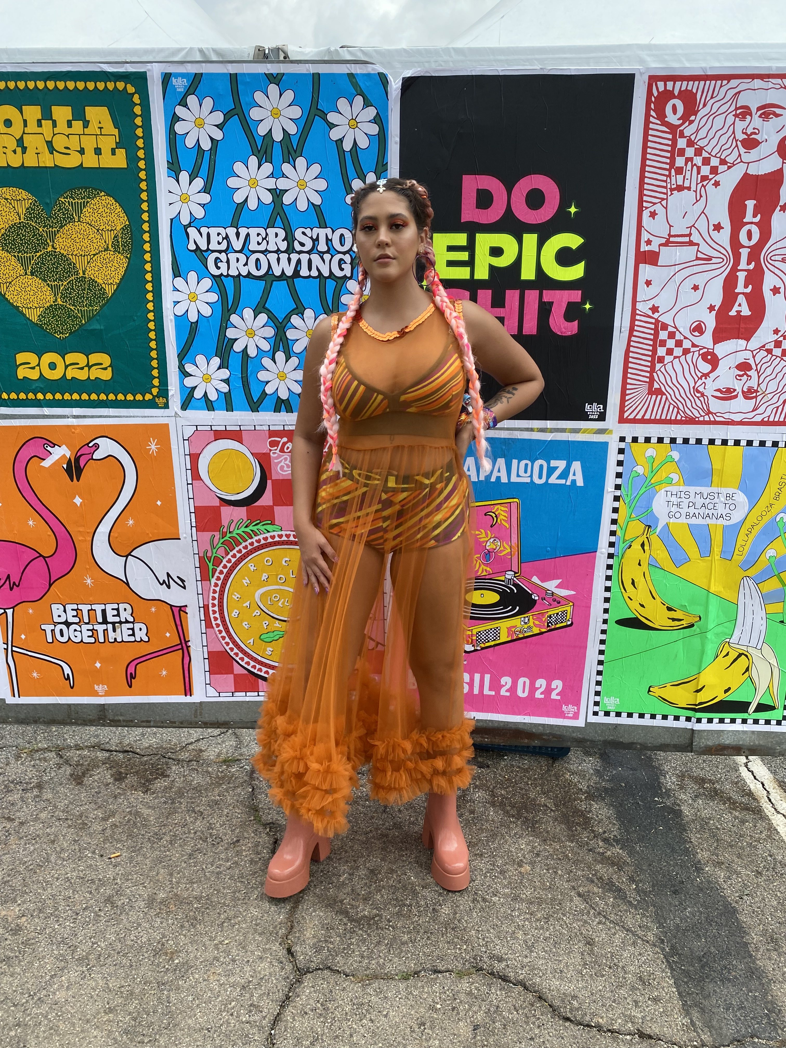 dora-figueiredo-look-lollapalooza Dora Figueiredo usando look laranja transparente no Lollapalooza