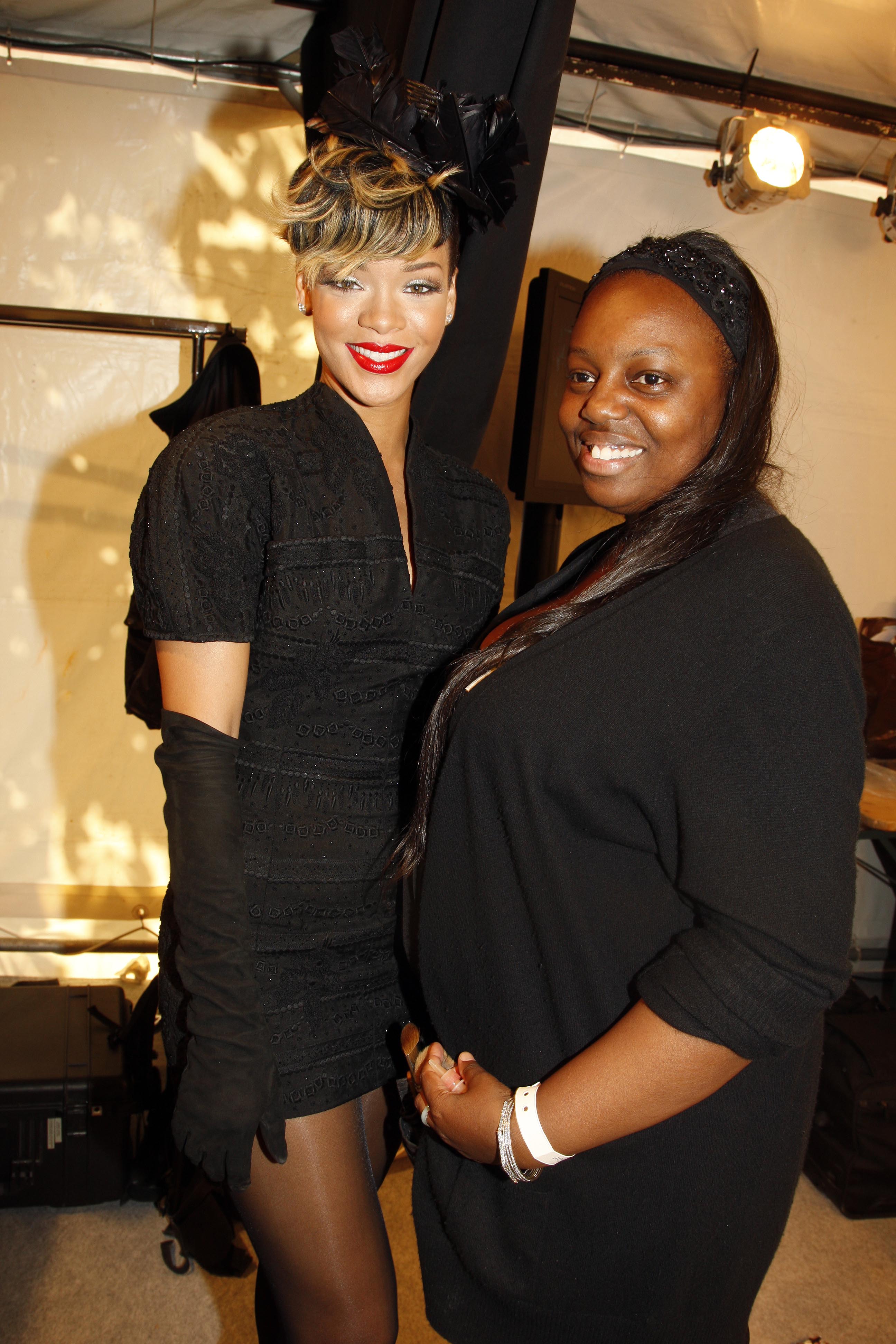 Rihanna e Pat McGrath nos bastidores de desfile da Dior na semana de moda de Paris em 2010