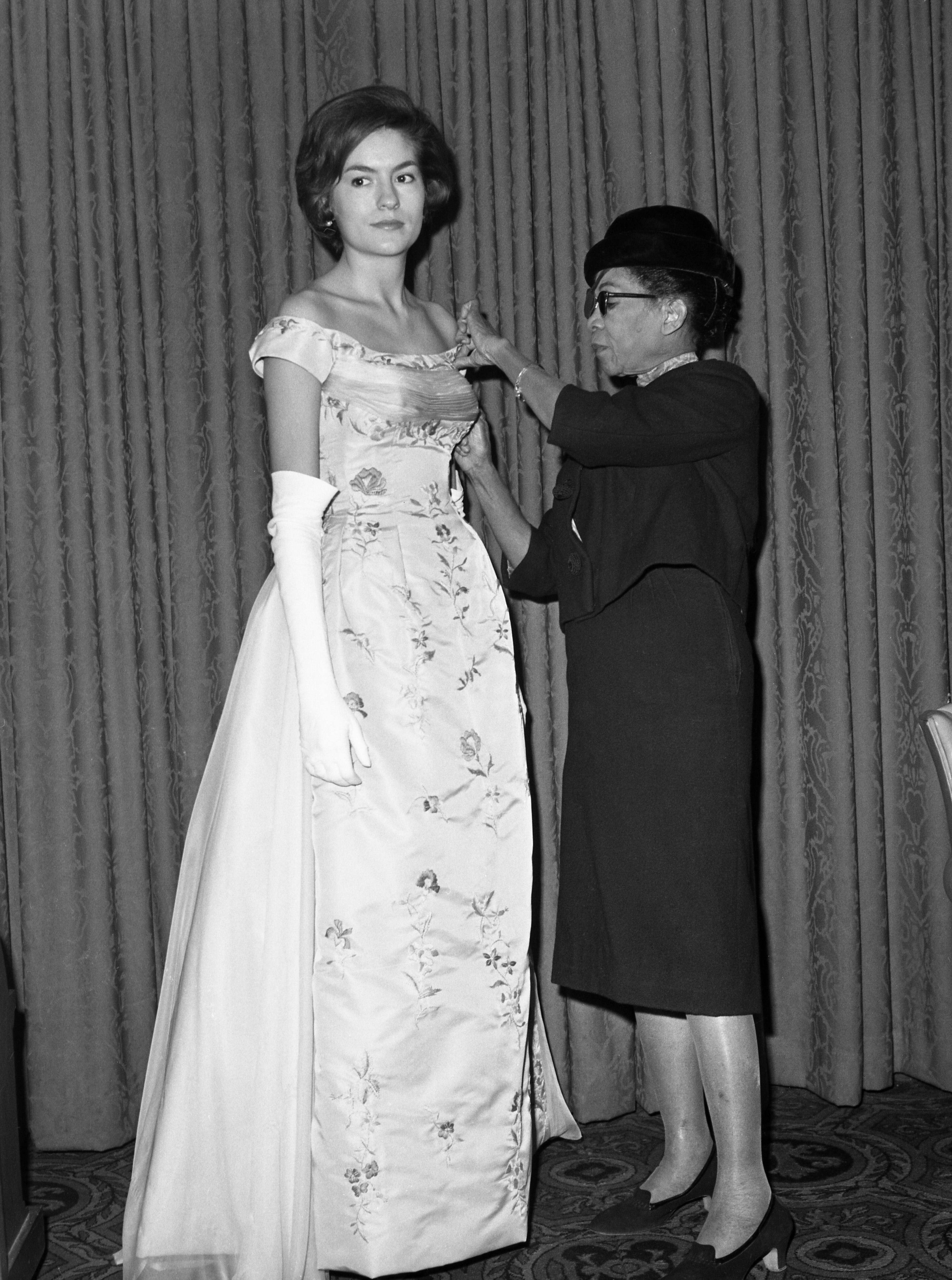 Ann Lowe Estilista Ann Lowe ajustando vestido