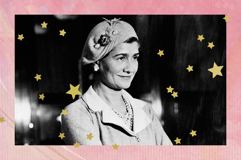 Foto preto e branca da estilista Coco Chanel em montagem com fundo rosa e estrelas douradas