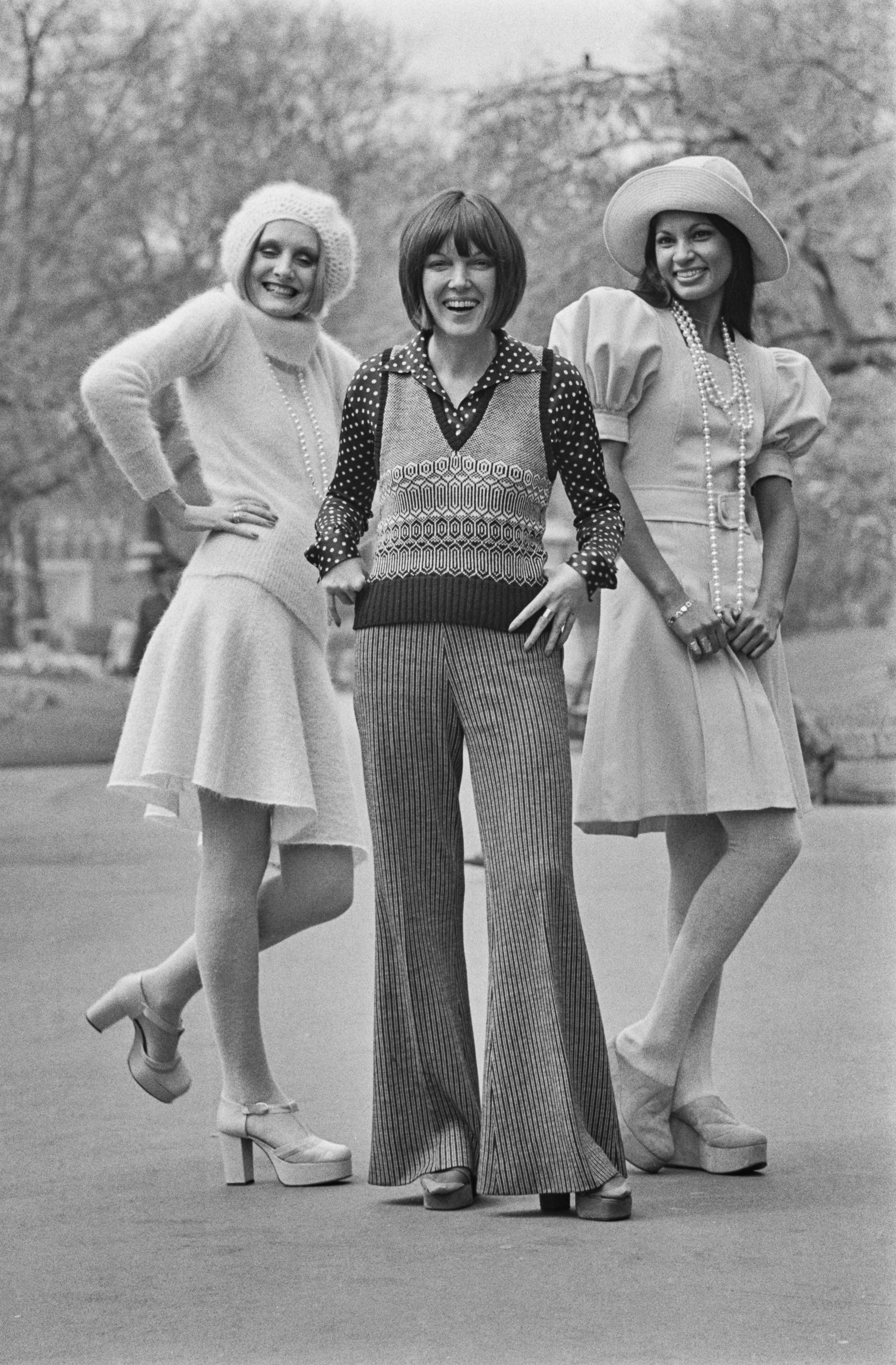 Mary Quant Fashions Mary Quant ao meio com duas modelos em cada lado em 1972