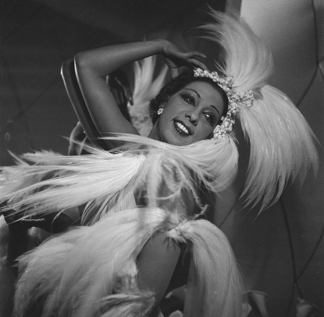 tendencia-de-sobrancelha-em-1920 Foto em preto e branco da cantora e dançarina Josephine Baker com uma fantasia de plumas em 1926.