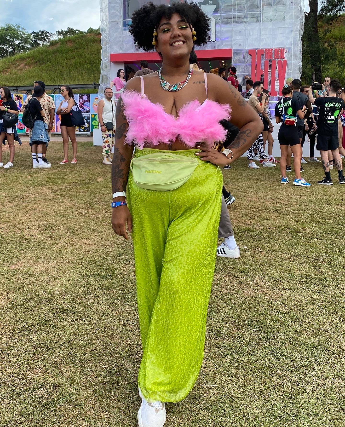 look-lollapalooza-baddiesantana Look da Juliana Santana no Lollapalooza com top rosa de plumas e calça de paetês verde neon