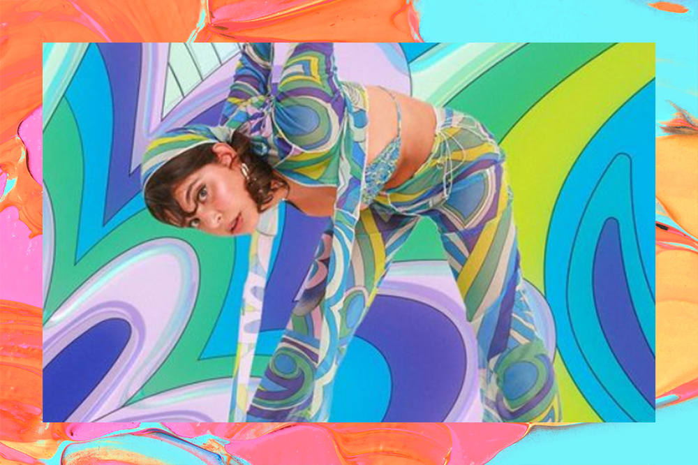 Roupas ousadas e estampas psicodélicas da A.ROLÊ conquistaram as famosas