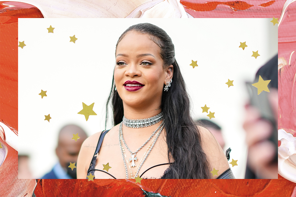 Rihanna rouba a cena com look transparente e lingerie em desfile da Dior