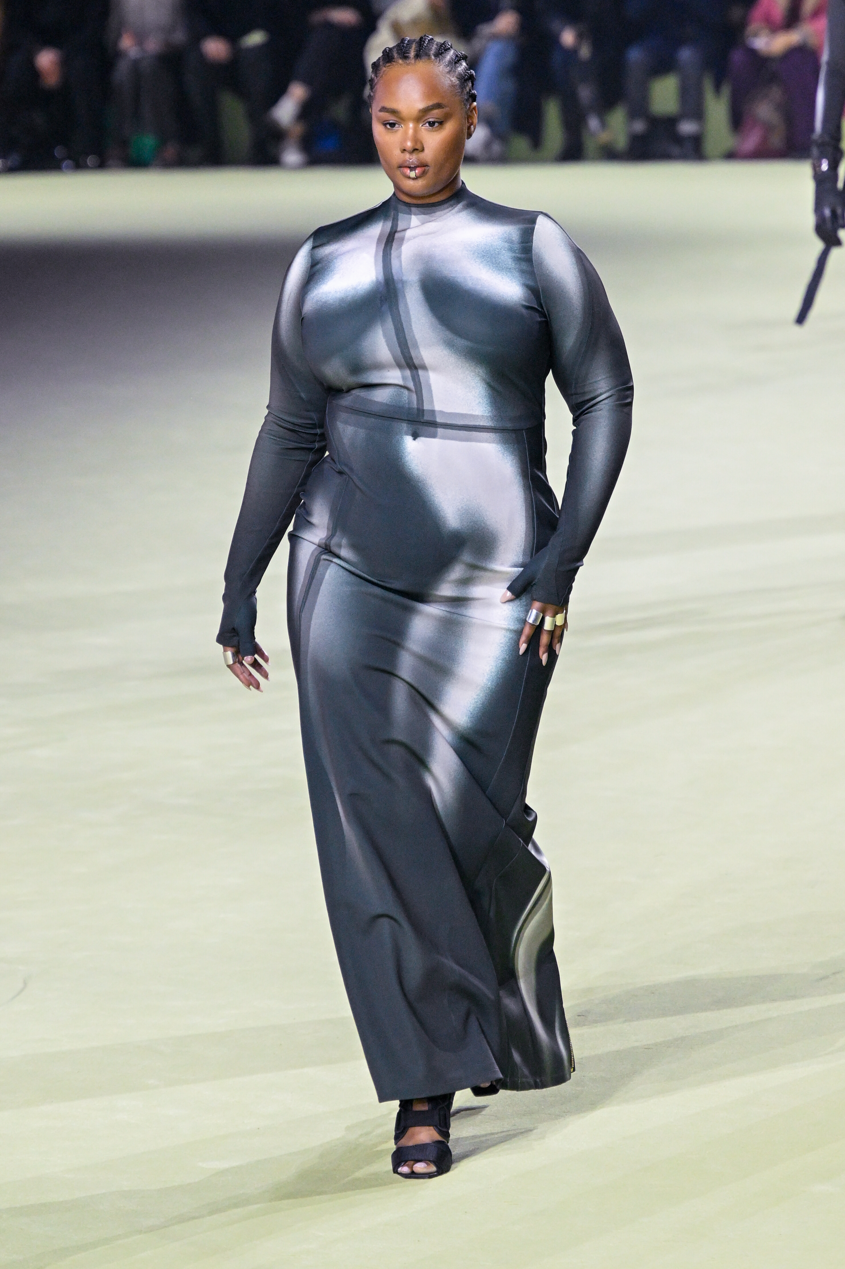 Balmain : Runway – Paris Fashion Week – Womenswear F/W 2022-2023 Modelo Precious Lee usando vestido com estampa trompe l'oeil no desfile de outono-inverno 2022-23 da Balmain na semana de moda de Paris