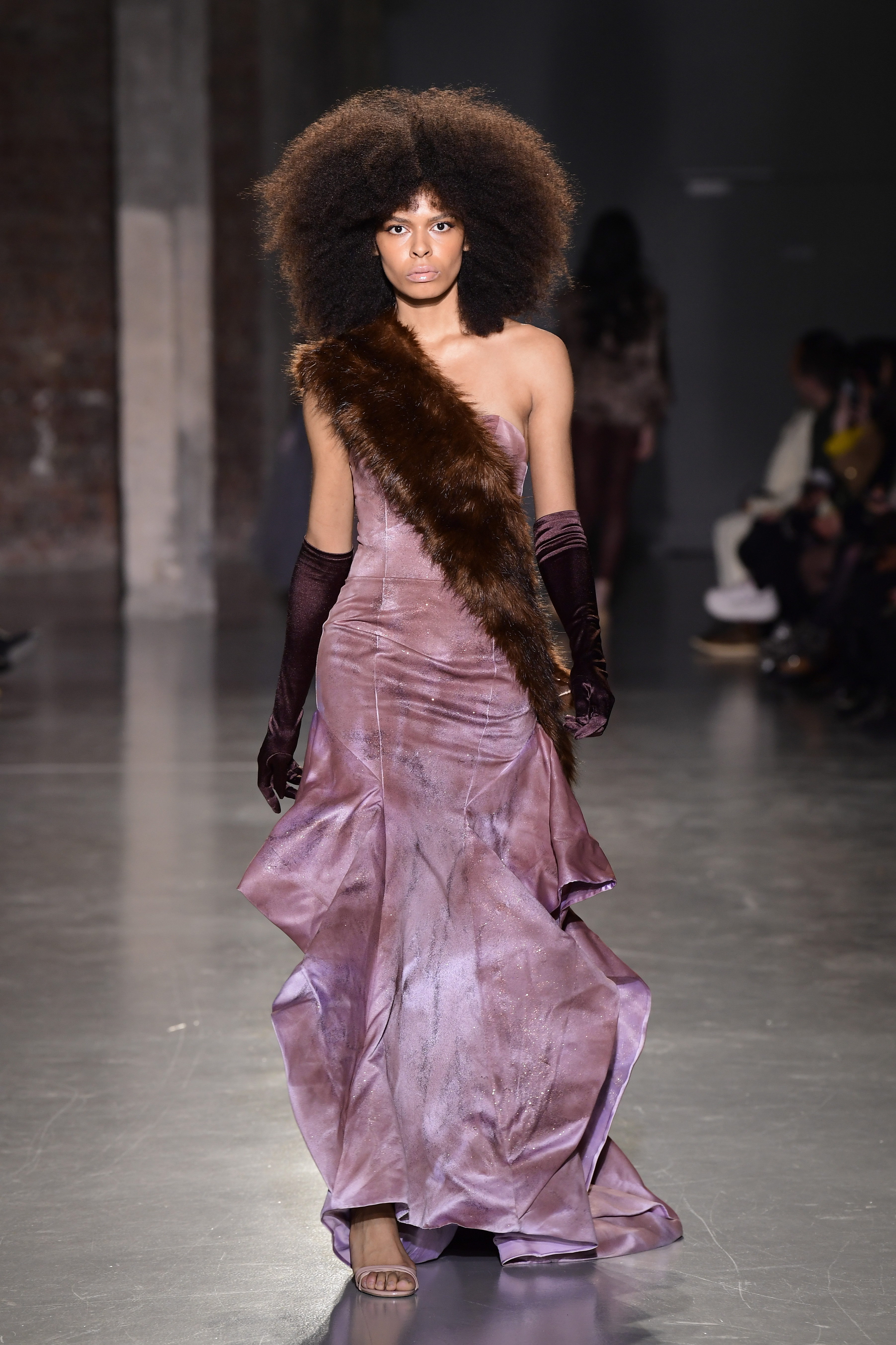 Modelo usando vestido longo e luvas de veludo em Desfile de outono-inverno 2022-23 da Tiffany Brown na semana de moda de Paris