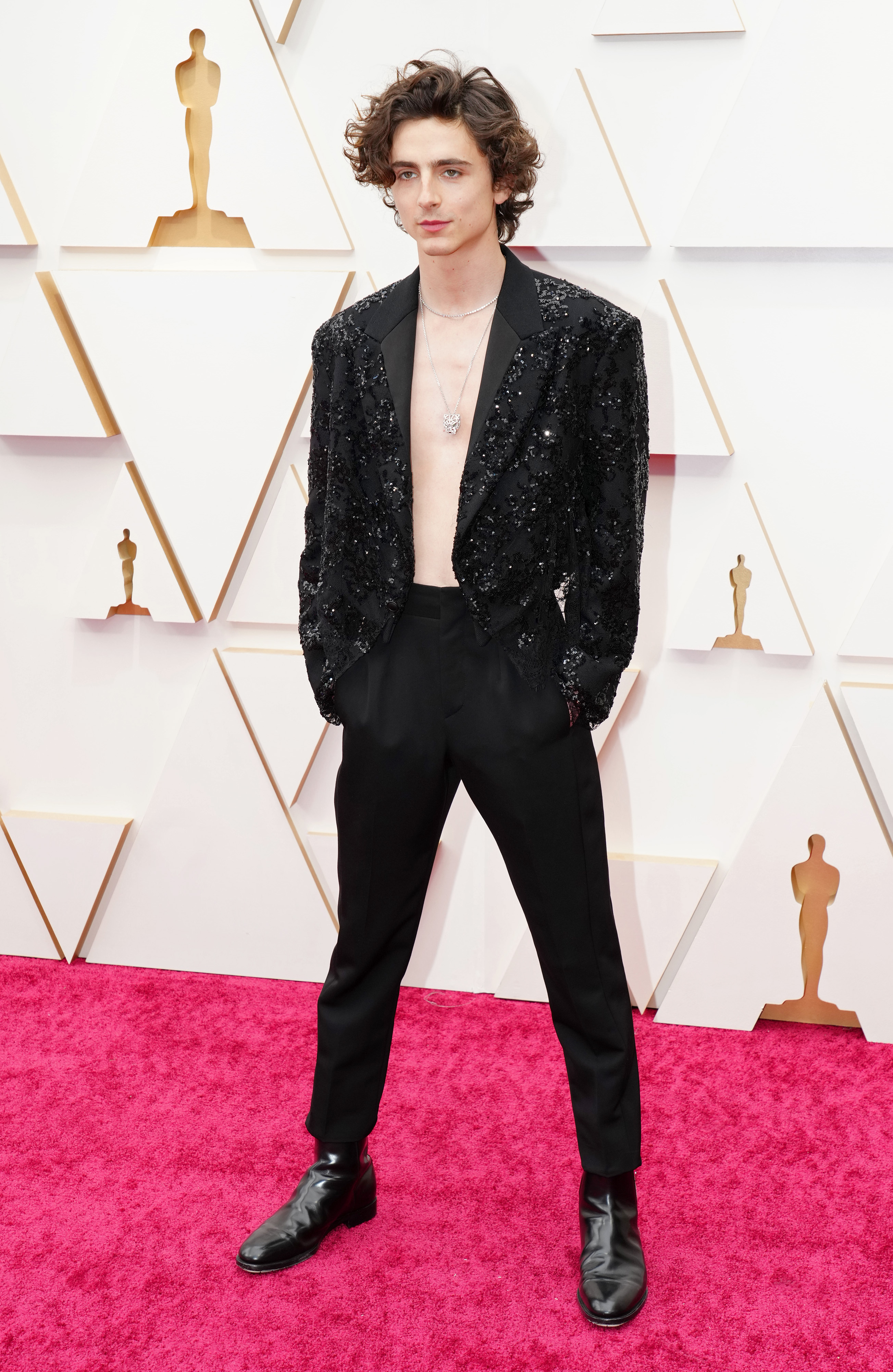 94th Annual Academy Awards – Arrivals Timothée Chalamet usando look preto no tapete vermelho do Oscar 2022