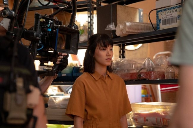 alem do guada-roupa hbo max Além do guarda-roupa, da HBO Max; atriz sendo fotografada pelos bastidores enquanto grava cena da série; ela está com expressão séria olhando para algo que está na sua frente