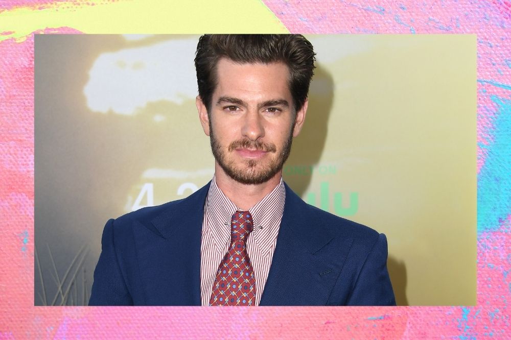 Andrew Garfield posando para foto no tapete vermelho.