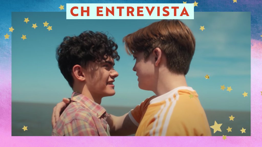 Charlie e Nick se abraçando na praia e sorrindo um para o outro; a margem é uma textura nas cores azul, branco e rosa com estrelas amarelas como decoração; "CH Entrevista" está escrito em vermelho com um fundo esverdeado no centro superior da imagem