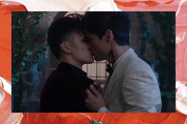 Beijo Malec (Magnus e Alec) em Shadowhunters; a borda é uma textura de tintas nas cores rosa, vermelho e branco