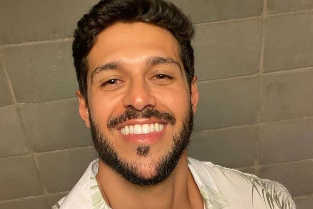 Selfie de Rodrigo Mussi, do BBB22, sorrindo