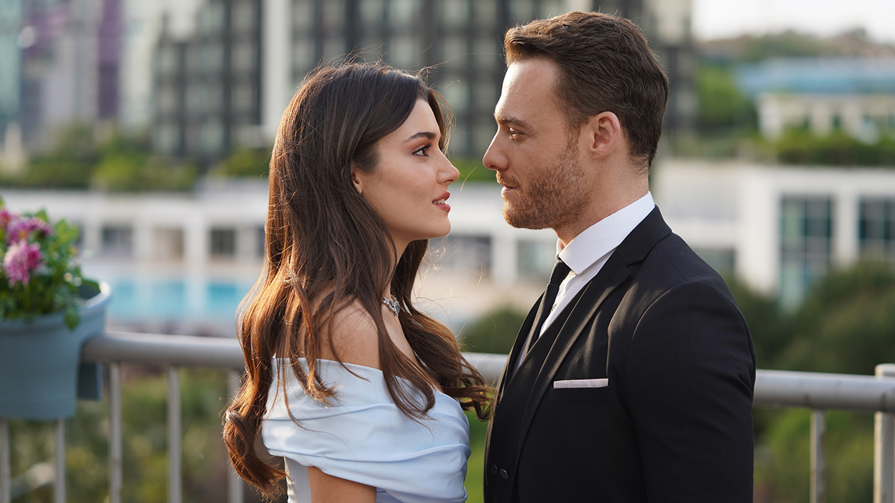 sen cal kapimi Protagonistas de Será Isso Amor? se olhando com expressões neutras