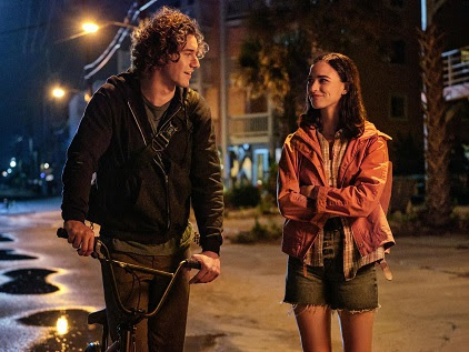 a-caminho-do-verao Homem e mulher andando na rua de noite