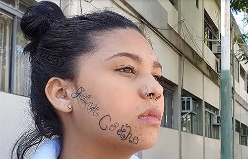 Imagem da jovem Tayane, com o nome “Gabriel coelho” tatuado em seu maxilar.