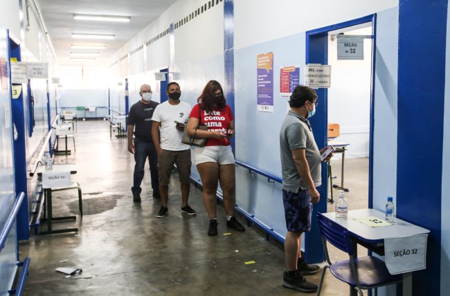 Eleitores pegam fila para votar no Brasil