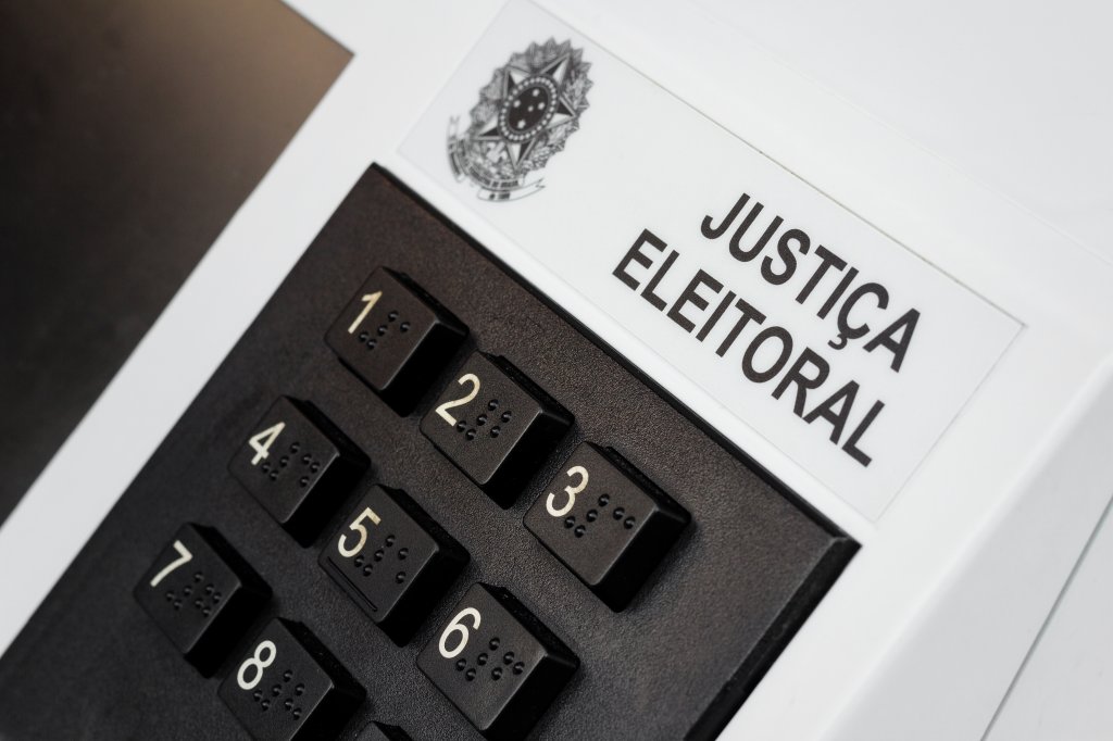 Reforçar a democracia é não só confiar no sistema eleitoral como também nos órgãos e instituições que garantem o seu bom funcionamento.