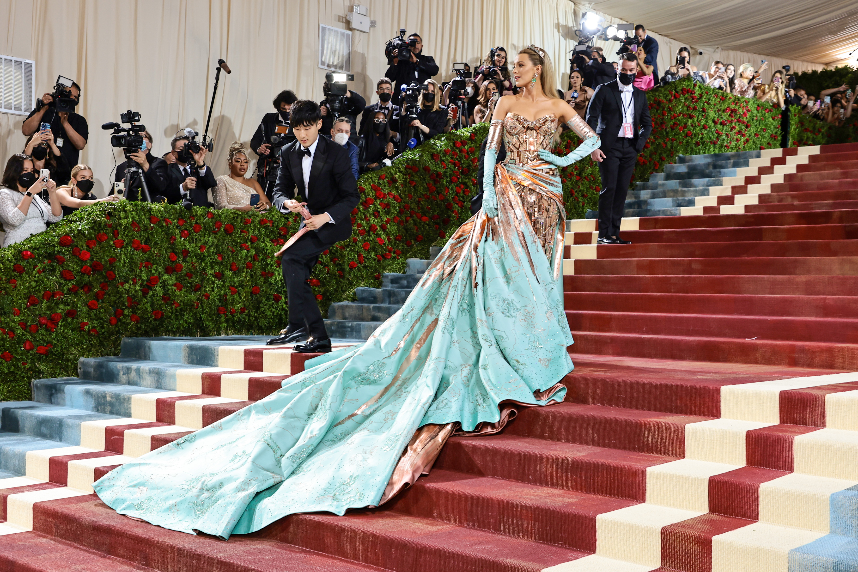 The 2022 Met Gala Celebrating “In America: An Anthology of Fashion” – Arrivals Imagem mostra Blake Lively usando vestido azul oxidado no tapete vermelho do MET Gala 2022, no Metropolitan Museum of Art em 02 de maio de 2022 na cidade de Nova York.