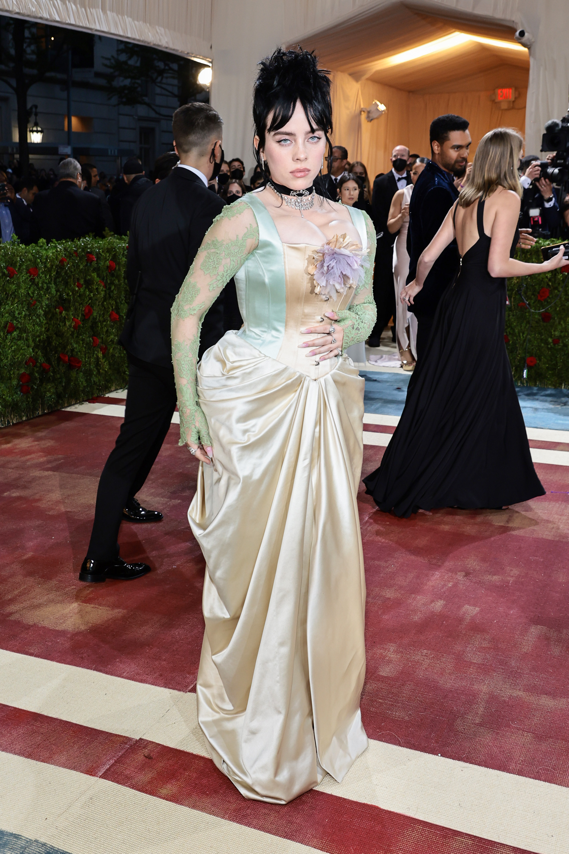 The 2022 Met Gala Celebrating “In America: An Anthology of Fashion” – Arrivals A imagem mostra Billie Eilish usando vestido azul pastel com corselete, luvas, e saia estilo cascata no tapete vermelho do MET Gala 2022, no Metropolitan Museum of Art em 02 de maio de 2022 na cidade de Nova York.