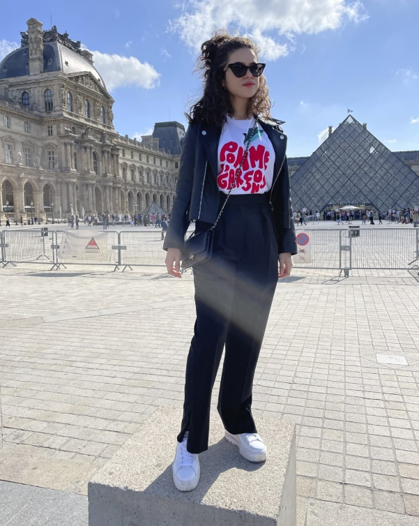 Look da Maisa Silva com camiseta branca, calça de alfaiataria preta, jaqueta de couro e tênis branco