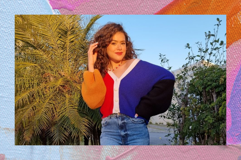 Montagem de foto da Maisa em fundo laranja, rosa, lilás e azul.