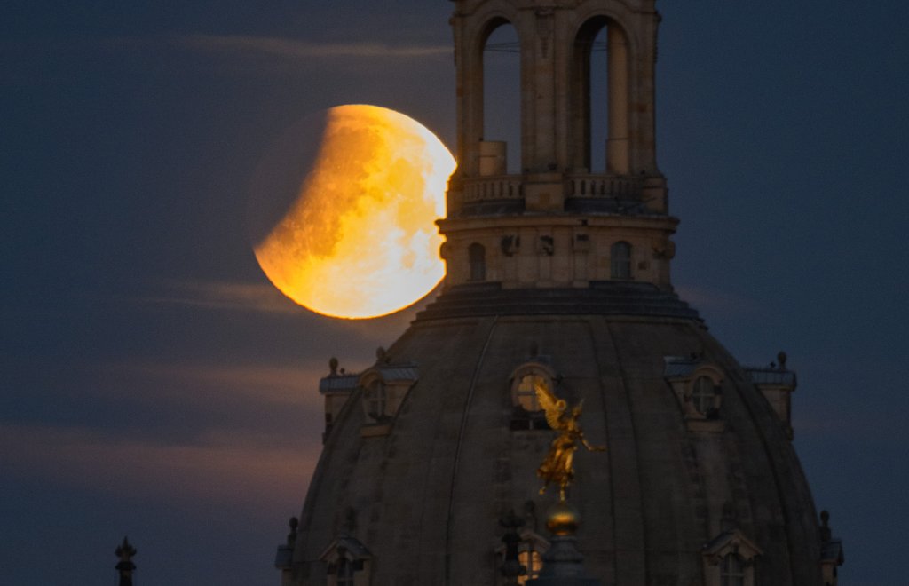 Lua de Sangue pelo mundo: veja imagens do eclipse lunar desta segunda (16)