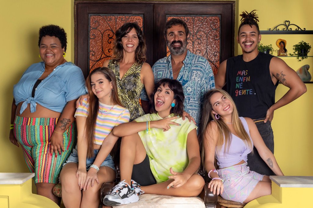 Elenco de Sem Filtro posando para foto