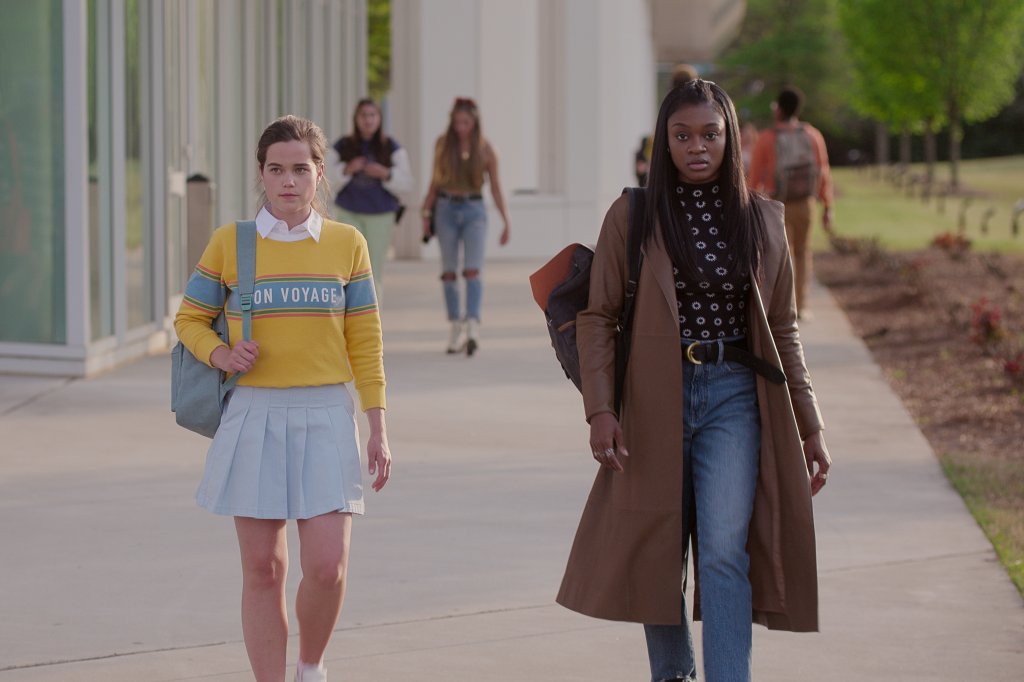 Sarah Catherine Hook como Juliette, Imani Lewis como Calliope em Primeira Morte; as duas estão caminhando lado a lado na área externa da escola com expressões sérias