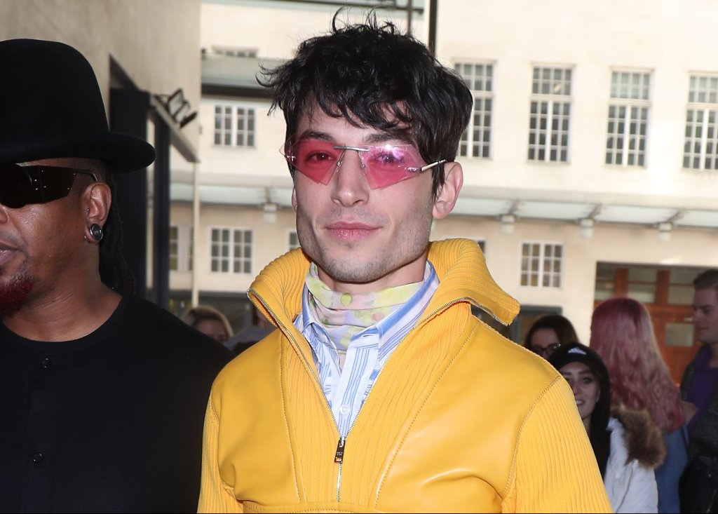 Ezra Miller pede desculpas após ser acusado de roubo e agressões