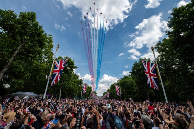 O jubilee foi da Rainha, mas quem roubou a cena foi o netinho Louis Aviões sobrevoam o céu de Londres do Jubileu de Prata da Rainha