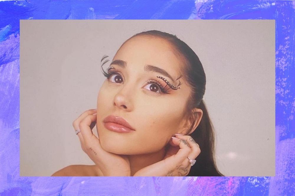 Montagem com o fundo roxo e foto do rosto da Ariana Grande no centro.