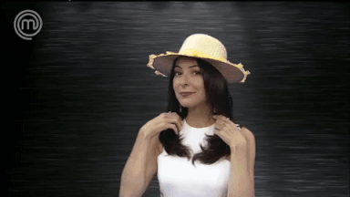 15 provas de que Festa Junina é, disparado, a melhor época do ano Ana Paula Padrão enrolando o cabelo