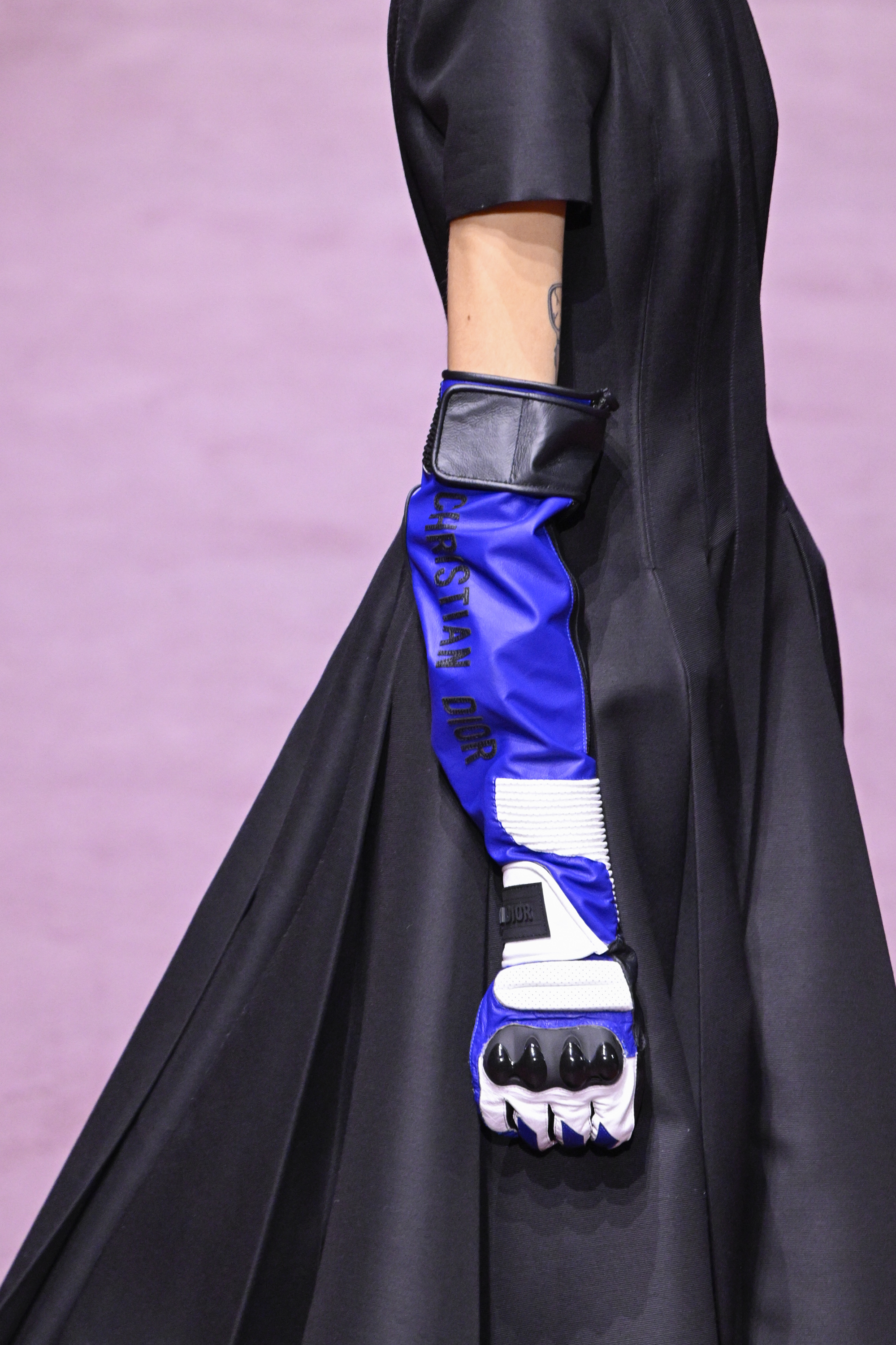 Luva bikercore no desfile de outono-inverno 2022-2023 da Dior na semana de moda de Paris