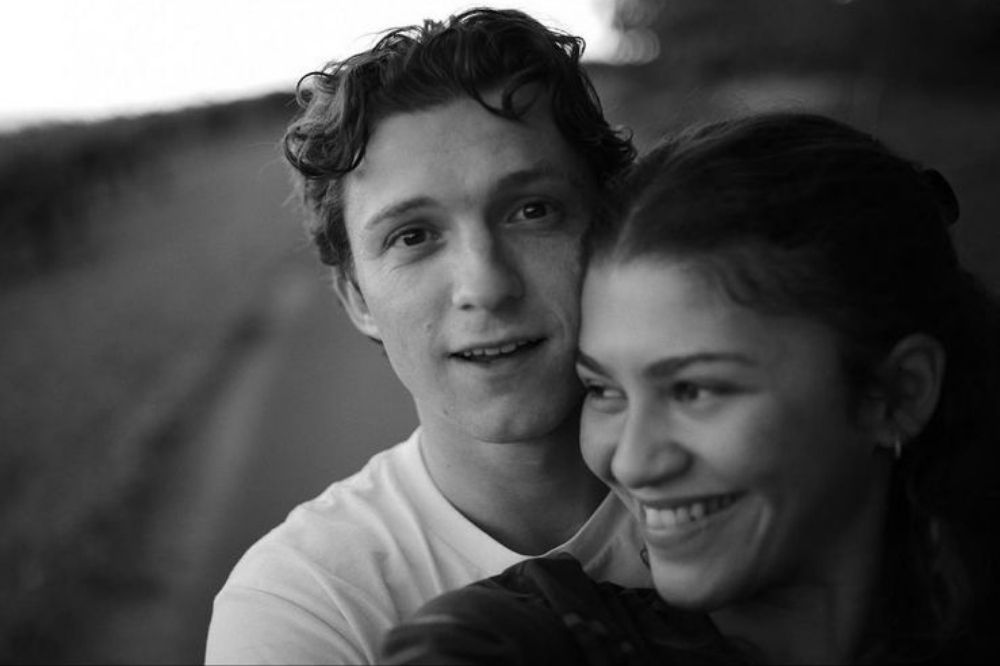 Tom Holland e Zendaya abraçados sorrindo