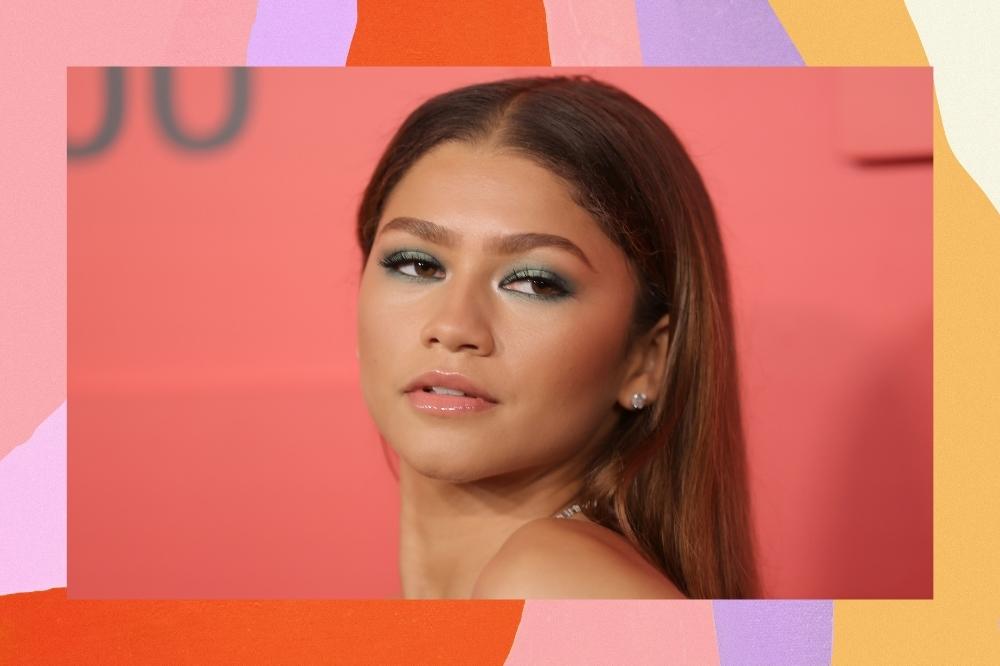 Montagem com o fundo colorido e foto close do rosto da Zendaya no centro.