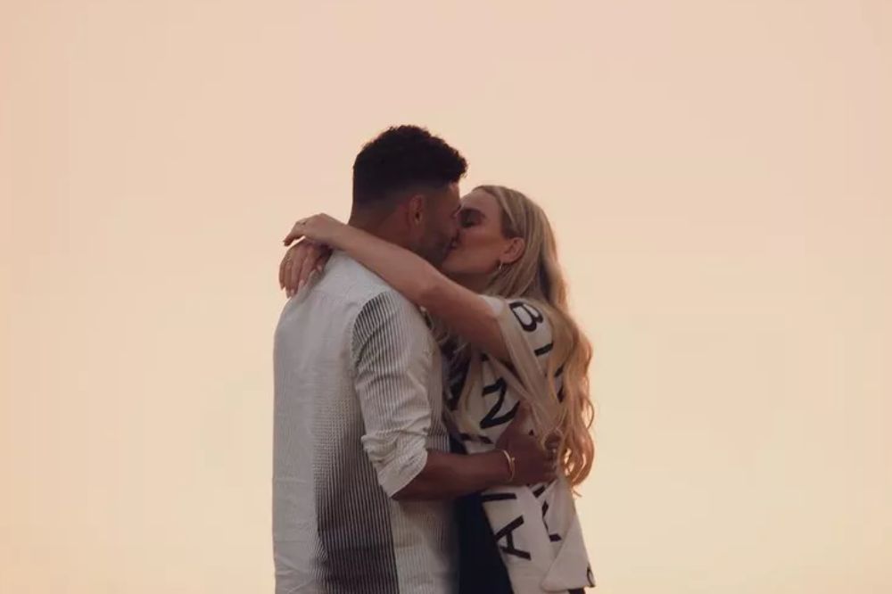 Perrie Edwards e Alex Oxlade-Chamberlain se beijando