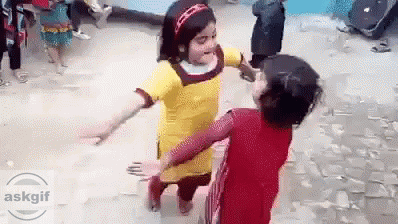 15 provas de que Festa Junina é, disparado, a melhor época do ano Duas meninas indianas dançando juntas de um jeito fofo