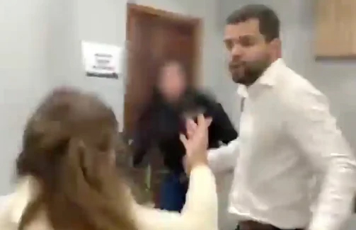 Print de Demétrius, um homem branco, agredindo sua colega de trabalho, Gabriela