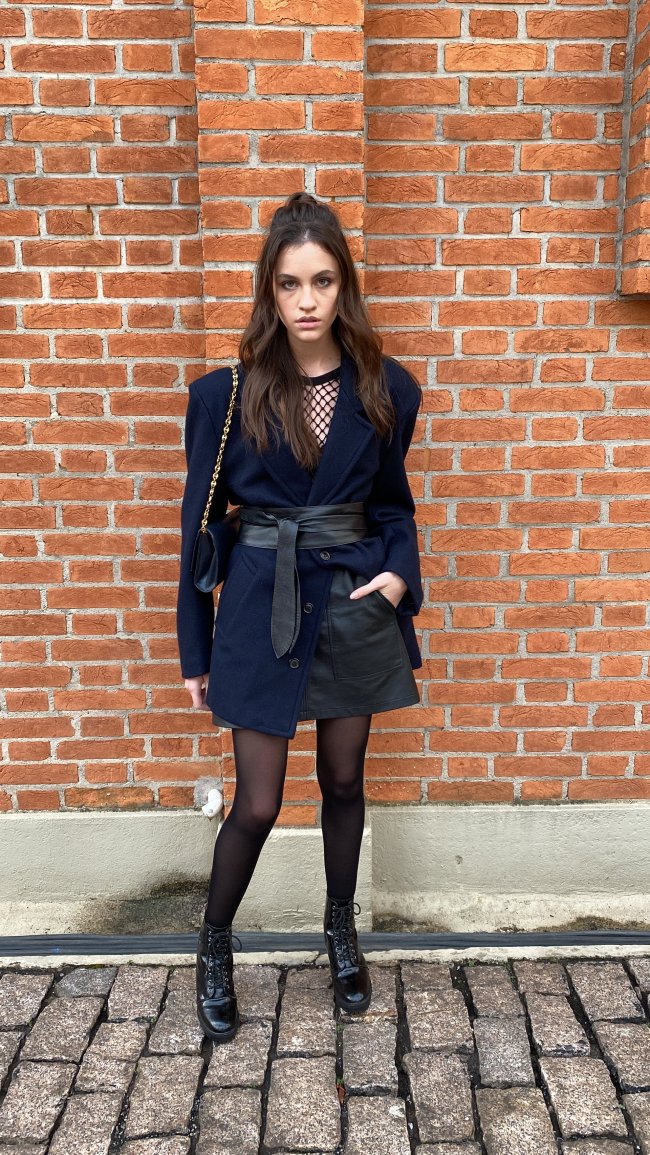 look-all-black-com-saia-e-cinto-de-couro-sintetico-spfw-luiza-barbosa Imagem mostra Luiza Barbosa (@luiza_mbarbosa) usando saia e cinto de couro sintético com mão direita no bolso na SPFW
