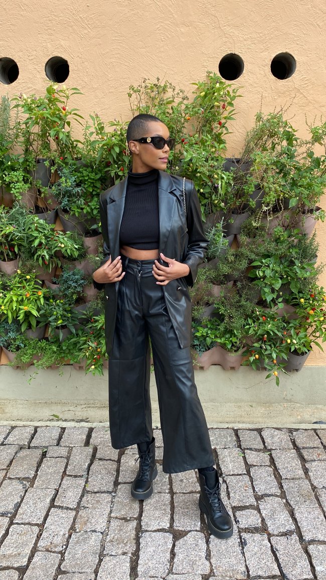 look-all-black-couro-spfw-miriam-santiago Miriam Santiago usando look all black com peças de couro sintético e gola alta na SPFW