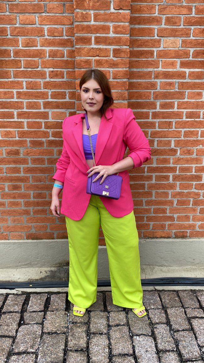 look-colorido-neon-spfw-adriana-alfaro Imagem mostra Adriana Afaro usando look colorido na SPFW