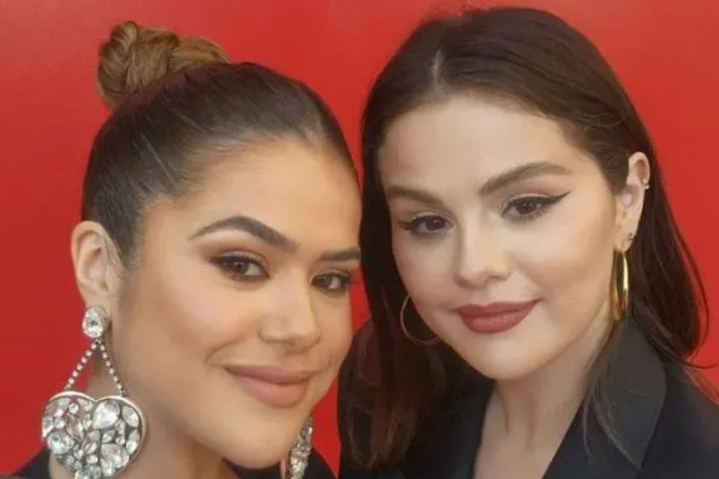 Maisa Silva e Selena Gomez posando para foto juntas