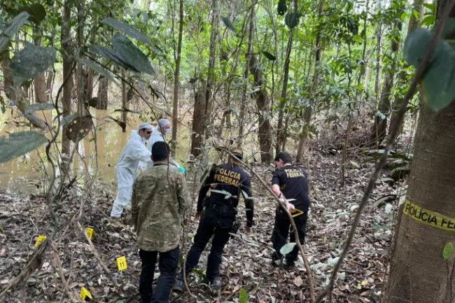 Entenda o caso: o “sumiço” dos ativistas Bruno Araújo e Dom Dom Phillips Equipe investigando uma área suspeira de homicídio. A região é de mata e há membros da polícia federal
