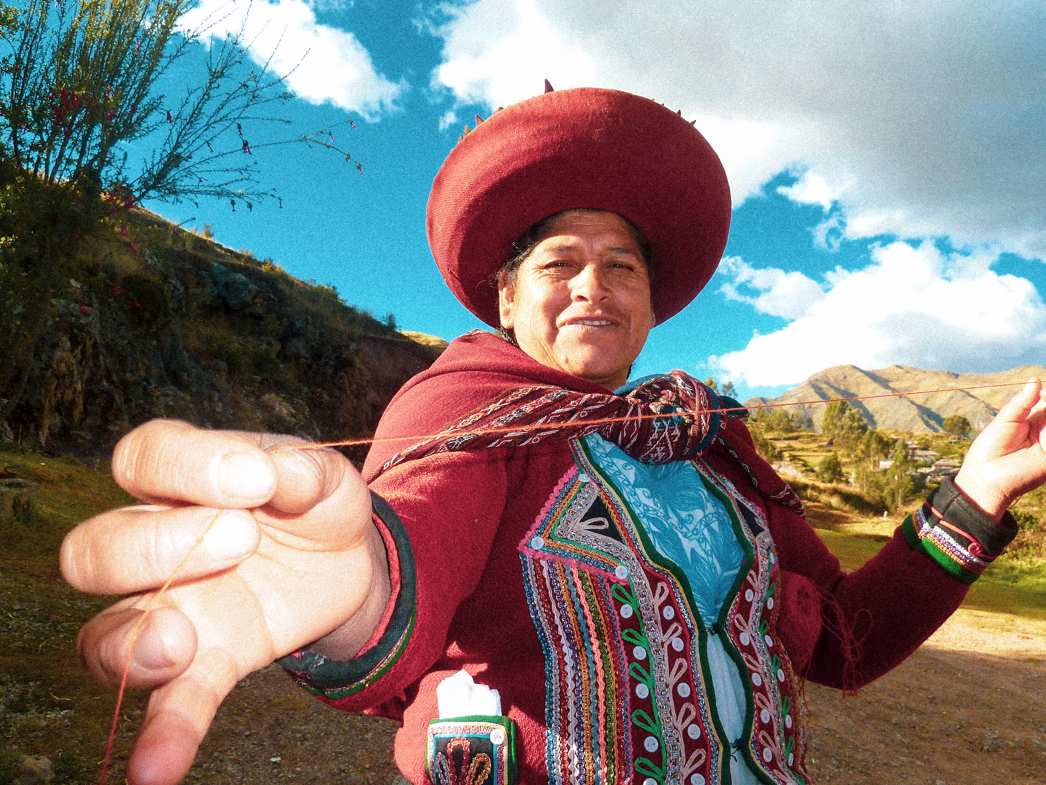 Artesã de centro têxtil de Chinchero, em Cusco, no Peru