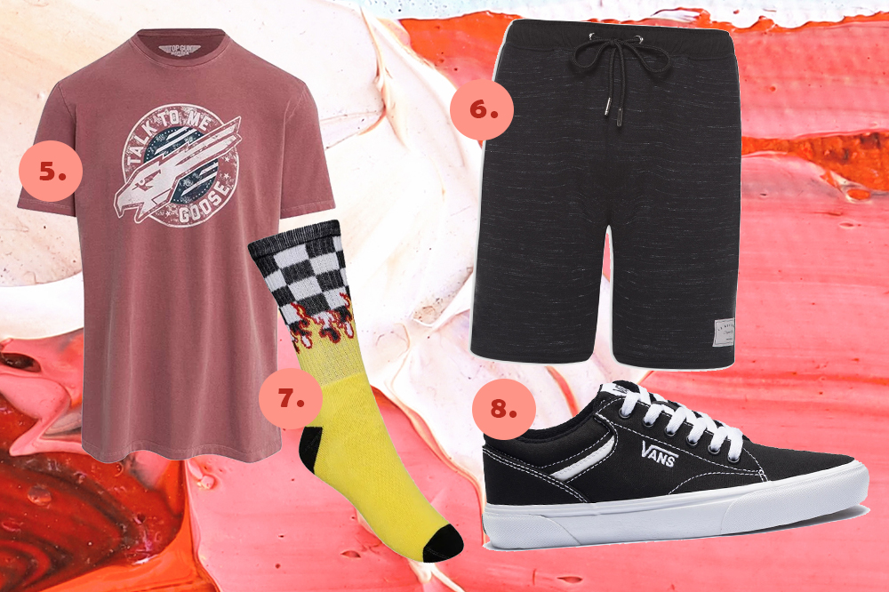 presentes-dia-dos-namorados-02 Montagem em fundo rosa e vermelho com quatro produtos. Uma camiseta, uma meia, uma bermuda e um tênis preto.