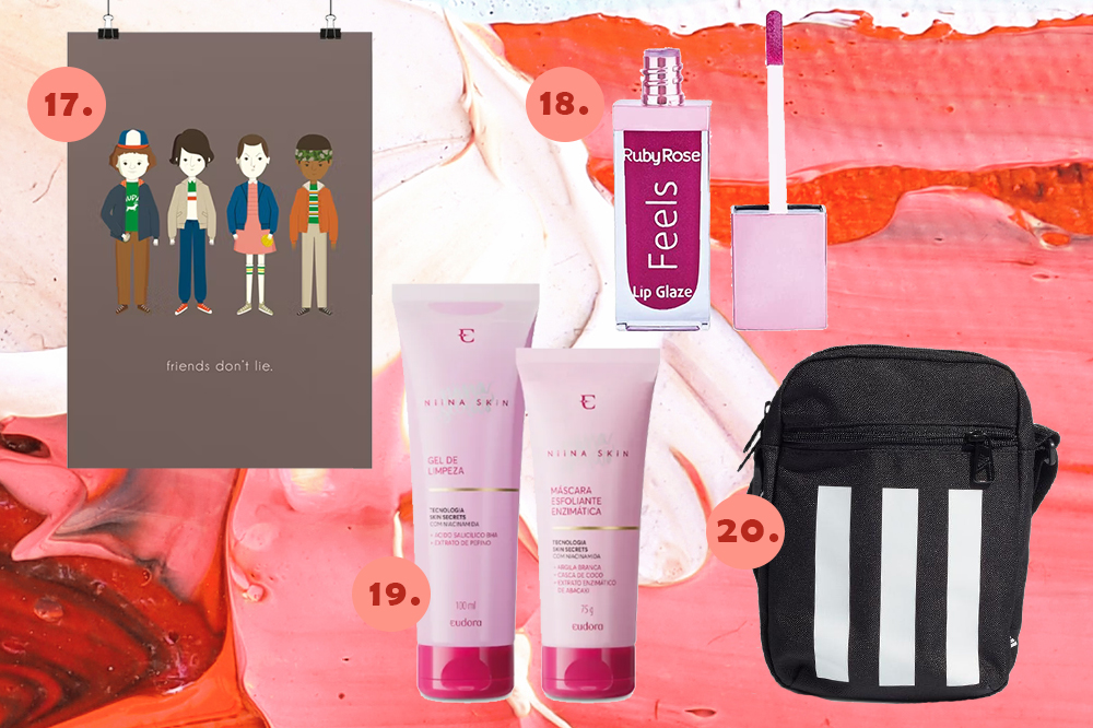 presentes-dia-dos-namorados-05 Montagem em fundo rosa e vermelho com quatro produtos. Um pôster de Stranger Things, um gloss rosa, um kit de skincare e uma shoulder bag preta e branca.