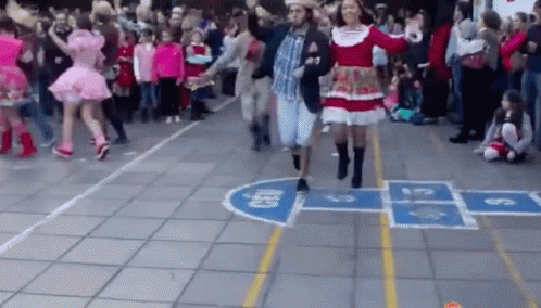 15 provas de que Festa Junina é, disparado, a melhor época do ano Jovens na escola dançando quadrilha