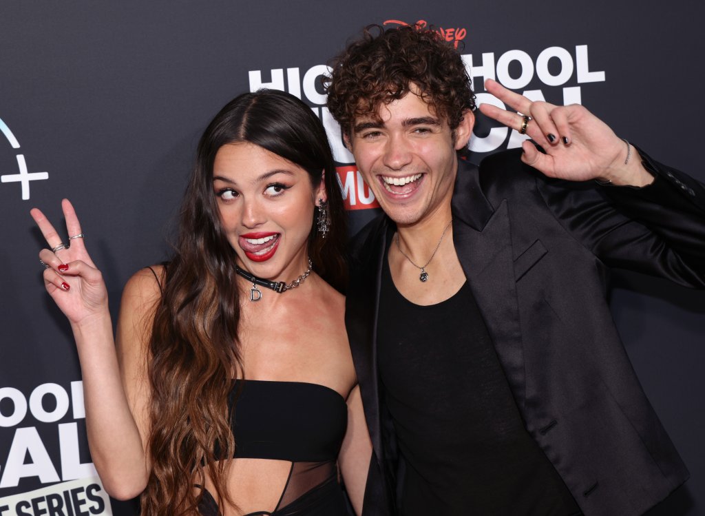 Olivia Rodrigo e Joshua Bassett surpreendem os fãs na pré-estreia de HSM