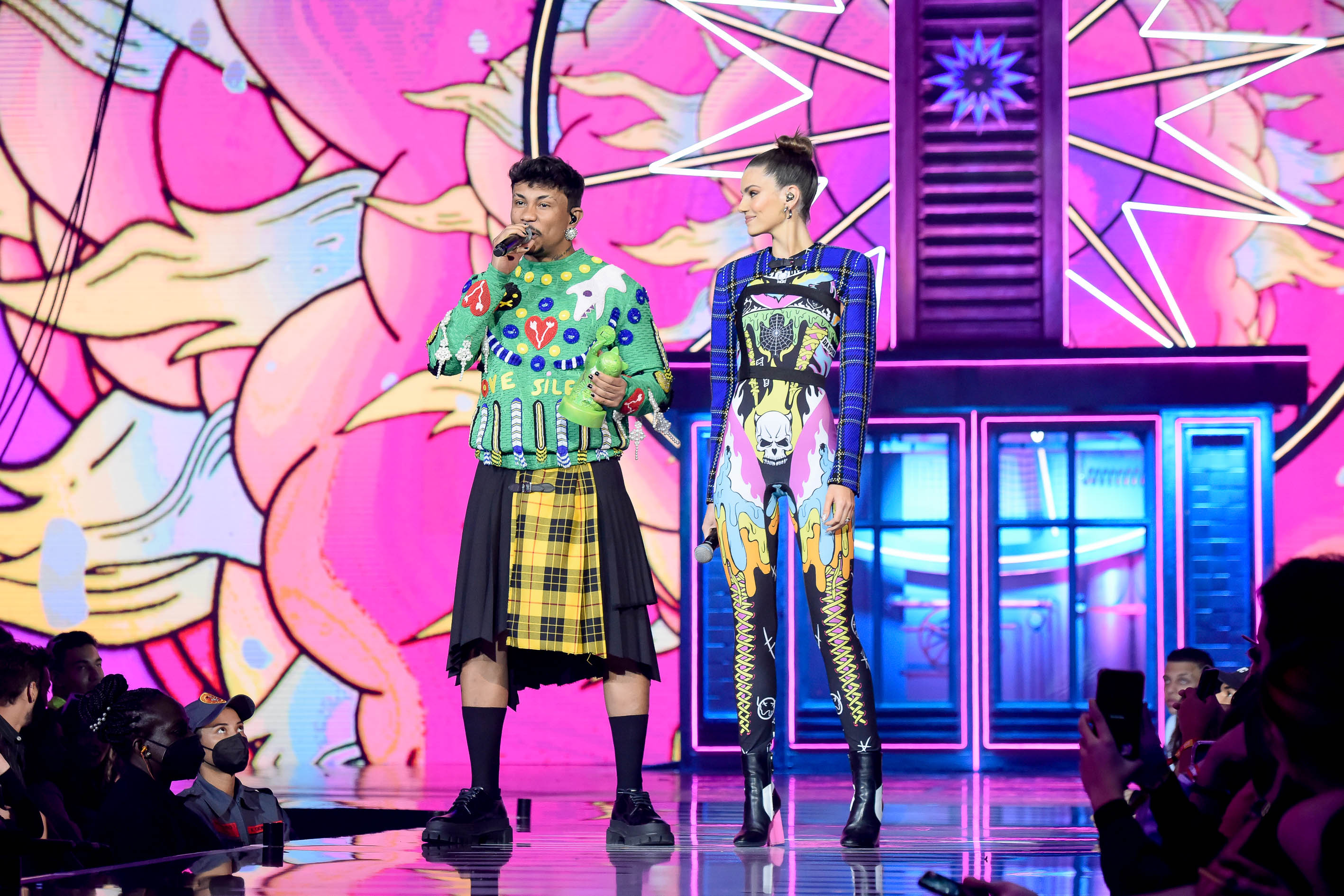 MTV MIAW 2022 – xamã-camila-queiroz Xamã e Camila Queiroz no palco do MTV Miaw 2022